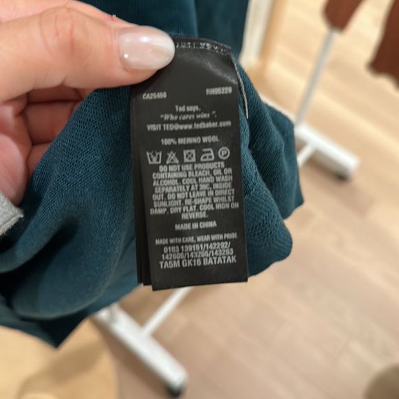 TED BAKER - 100% wool GREEN JEWEL TONE V NECK SWEATER. EXCELLENT CONDITION - Picture 8 of 9